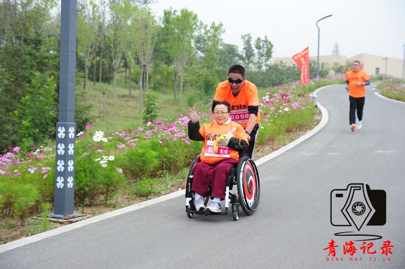 青海西宁:残疾人方队闪耀全民健身欢乐跑