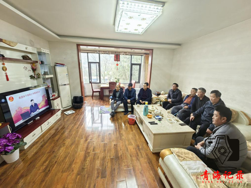 玉树州驻成都市新津区玉树新村退休干部流动党支部组织退休干部收看学习第27场全国离退休干部网上专题报告会
